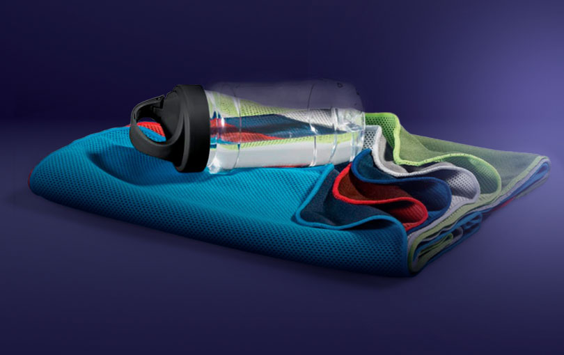 Kit com toalha e garrafa ARTX PLUS personalizado para manter o foco na atividade física mesmo no inverno